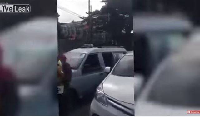بالفيديو:ما فعلته هذه الفتاة بالشرطي لا يصدق