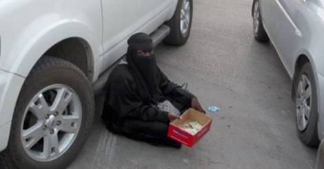 بالفيديو: تسولت لجمع الأموال وبعد أن ابتعدت عن المكان اكتشفوا أنها...!
