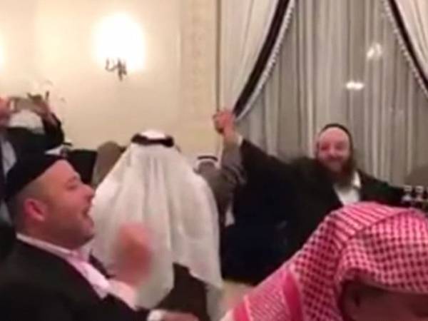 حاخامات يهود يرقصون في ضيافة دولة عربية .. فيديو