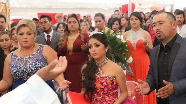 كيف تحوّل عيد ميلاد فتاة مكسيكية لاحتفال حضره الآلاف؟