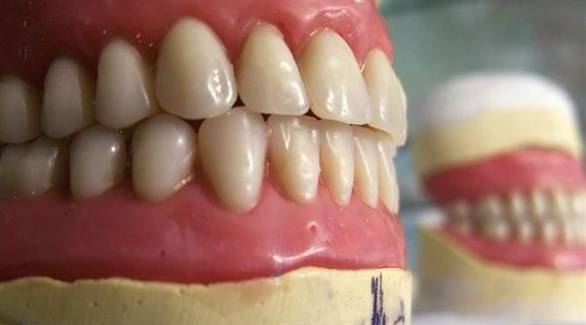 كيفية العناية السليمة بطقم الأسنان البديل
