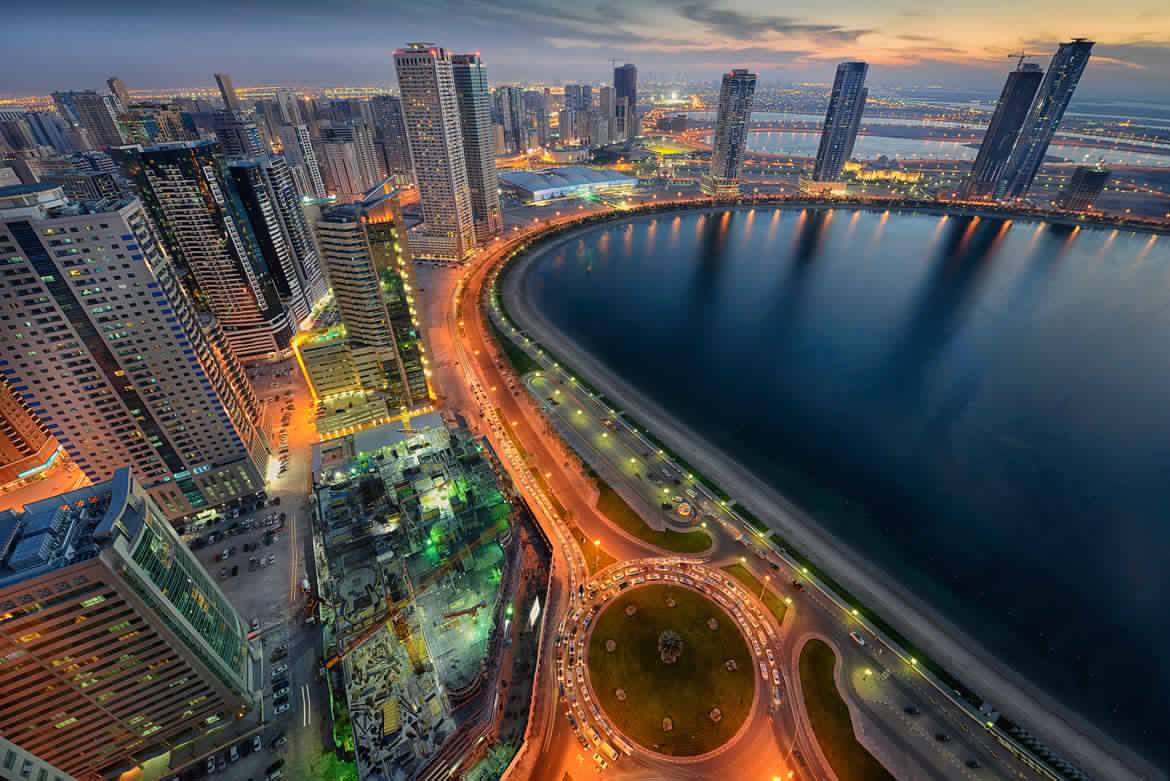 حدث بالشارقة.. حاول استراق النظر إلى غرفة السيدات فسقط من عمارة شاهقة على الأرض