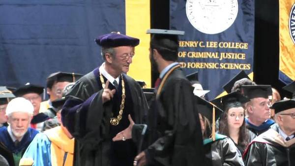 رئيس جامعة أميركية يرفض مصافحة خريج عربي لهذا السبب!