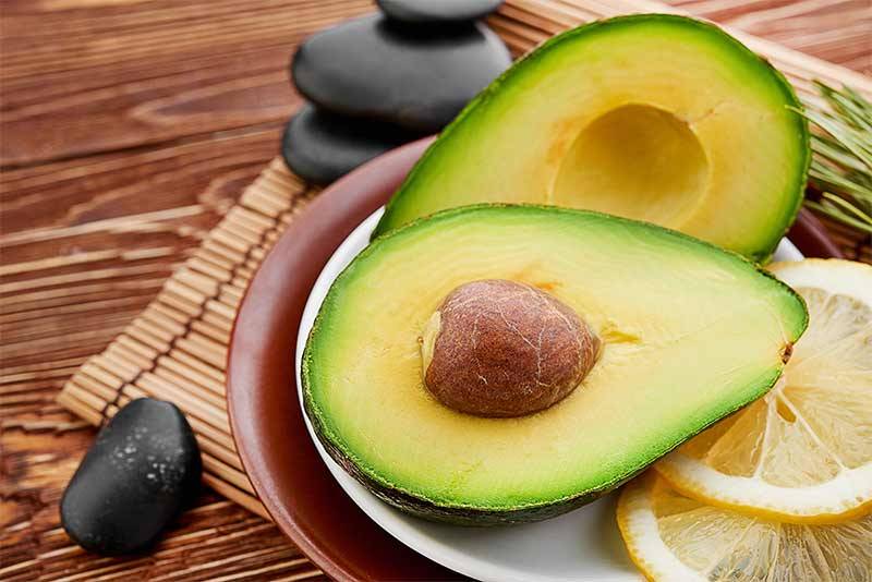 11 نصيحة غذائية لجعل بشرتك أكثر شبابًا