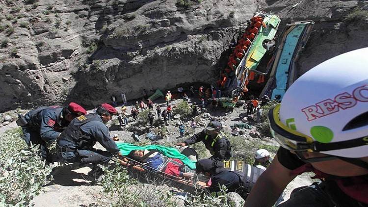 مقتل 12 شخصا في البيرو بسقوط حافلة وفرار السائق