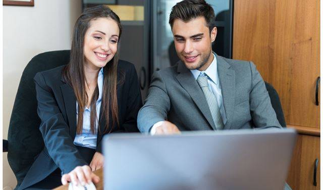 كيف تتعاملين برومانسية مع الزوج المدمن على العمل؟