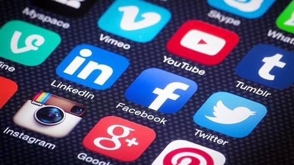 لمدمني مواقع التواصل الاجتماعي احذروا هذا المرض القاتل