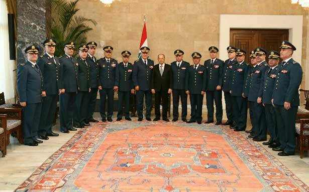 اجتمع مع العاملين والإعلاميين في القصر الجمهوري
عون للقيادات العسكريّة والأمنيّة المهنئة بالأعيـاد :
الجيش والأجهزة الأمنيّة أساس هذا الوطن
