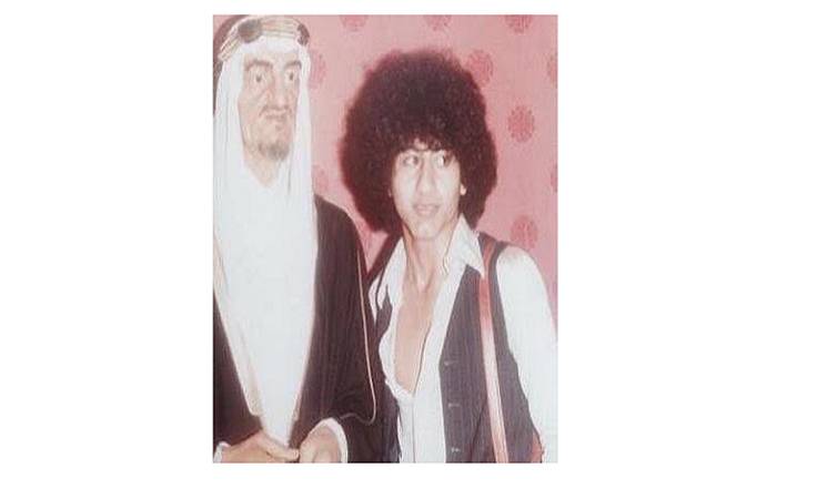 خمنوا من الفنان الشهير في الصورة؟