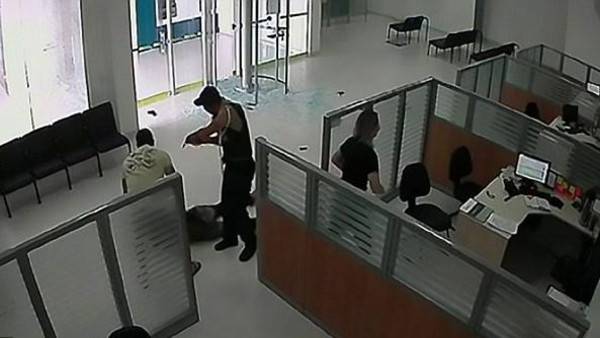 شاهد معركة لص أخرق حاول السطو على بنك بلعبة!
