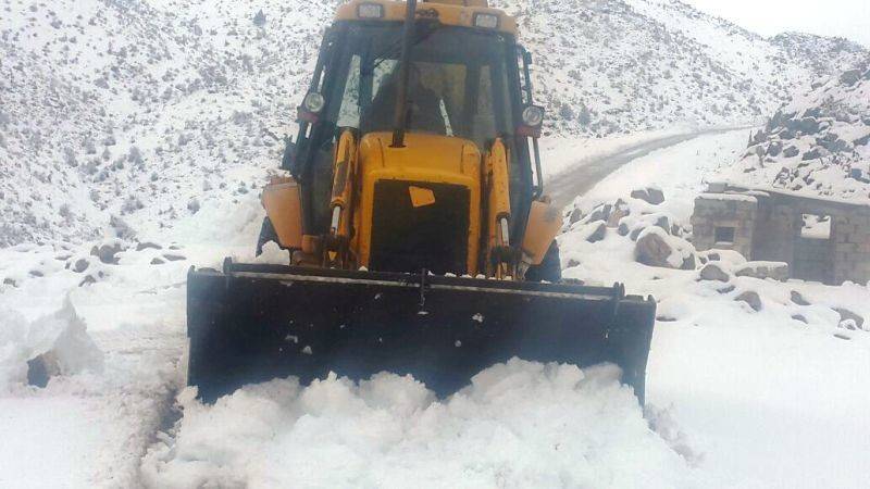احتجزتهم الثلوج ليلاً على طريق القموعة القبيات.. وهكذا تم إنقاذهم