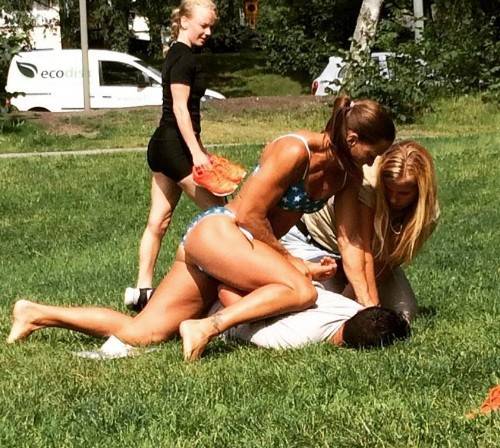 هل تذكرون شرطيّة "البكيني"؟ شاهدوا أين أصبحت اليوم
