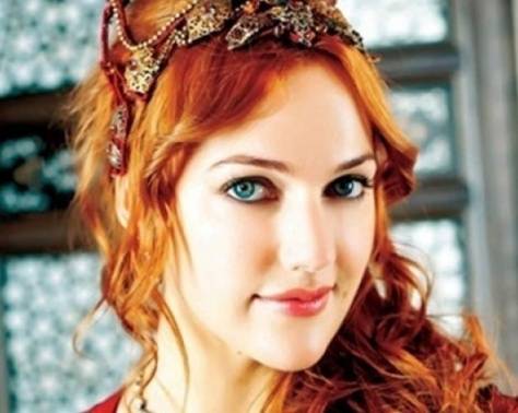 صورة من طفولة مريم أوزرلي تثير حيرة الروّاد.. شاهدوا كيف كانت