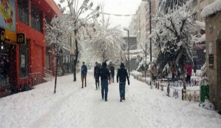 بالصورة - حفروا بئراً من أجل الماء فاكتشفوا ناراً لا تنطفئ .. قصة عائلة تتدفأ مجاناً!