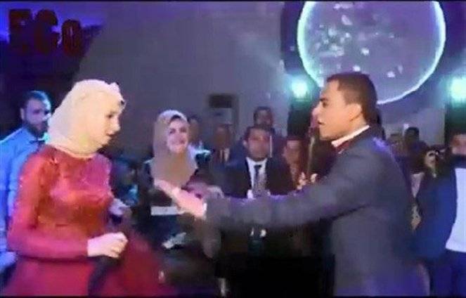 بالفيديو: عروسان مصريان يشعلان مواقع التواصل بمشاجرة من نوع خاص