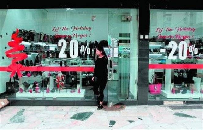 موسم الأعياد... تحسّن ملحوظ "ونقّ" التجار على حاله