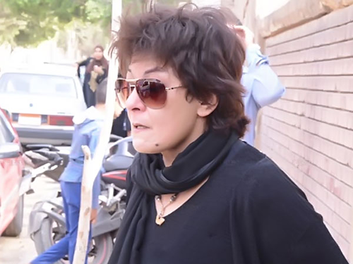 بالفيديو .. فنانة شهيرة استقبلت خبر وفاة زميلتها بـ"مبروك" ..ونزلت معها القبر.. إليكم القصة!!