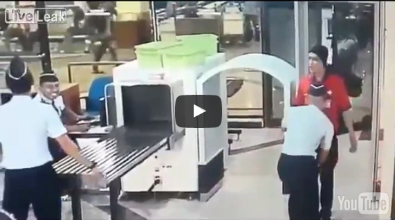 بالفيديو.. الطيار "السكران" يثير رعب الركاب
