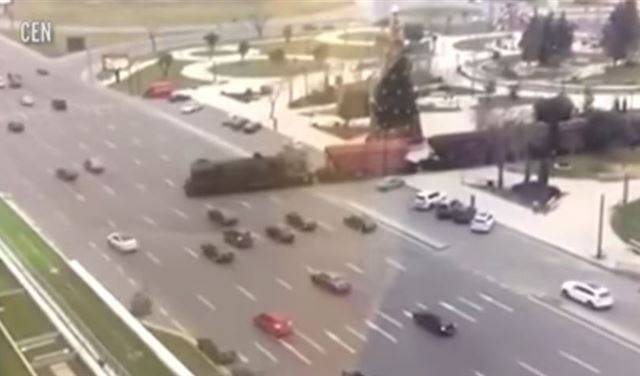 بالفيديو.. قطار يعبر طريقاً مزدحماً بالسيارات دون إنذار