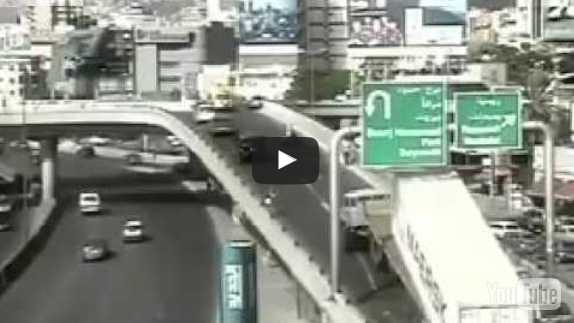 بالفيديو: كادت إن تحصل كارثة على اوتستراد جل الديب!