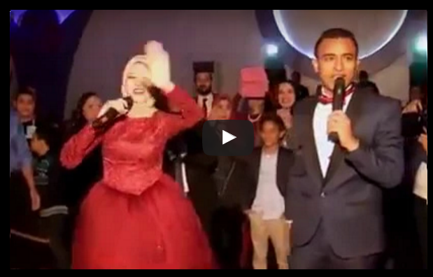 بالفيديو - عروسان مصريان يشعلان مواقع التواصل بمشاجرة غريبة من نوعها!