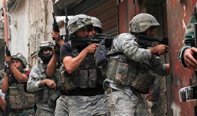 دهم منازل مطلوبين في بلدة القصر وتسيير دوريات