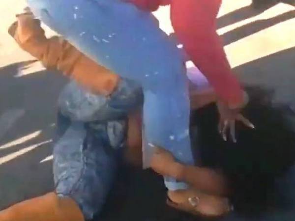 فيديو.. شجار بين سيدتين انتهى بشكل مأساوي