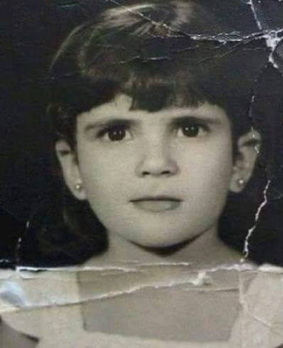 بالصورة: خمّنوا هذه الطفلة أي نجمة عربية أصبحت.. وتنتظر مولودها الجديد!