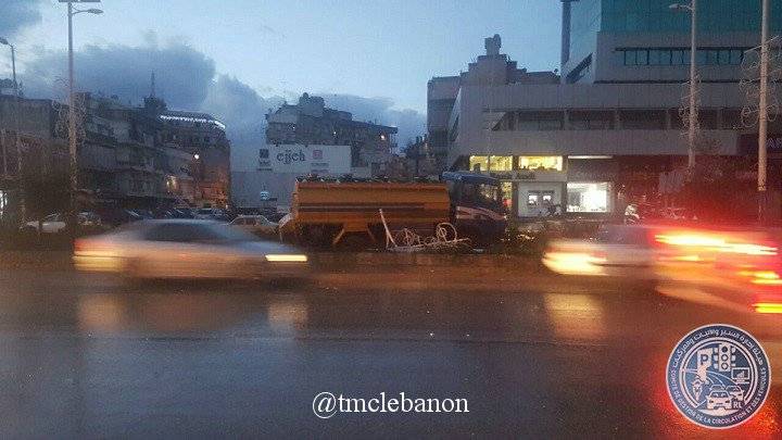 انزلاق صهريج واصطدامه بالجزيرة الوسطية على اوتوستراد #الدورة باتجاه #الكرنتينا الاضرار مادية  و #حركة_المرور كثيفة في المحلة