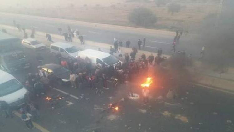 بالصور والفيديو.. احتجاجات وأعمال تخريب وسطو بوسط مدينة بجاية الجزائرية