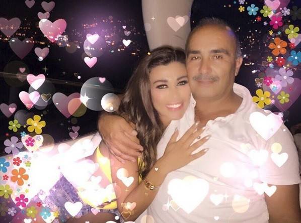 بعد أسابيع من طلاقها.. نادين الراسي تعلن خطوبتها بصور خطيبها يحملها!