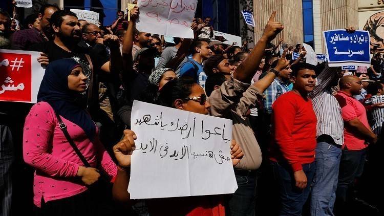 مصر.. اعتقال 12 ناشطا سياسيا خلال فض تظاهرة مناوئة لاتفاقية تيران وصنافير