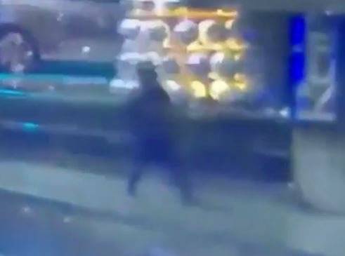 بالفيديو: لحظة هروب مهاجم ملهى إسطنبول وإطلاقه النار على أحد المارة