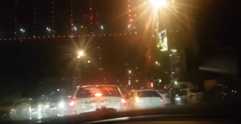 اللحظة التي اطلق المهاجم الارهابي الرصاص على مدخل النادي الليلي في اسطنبول