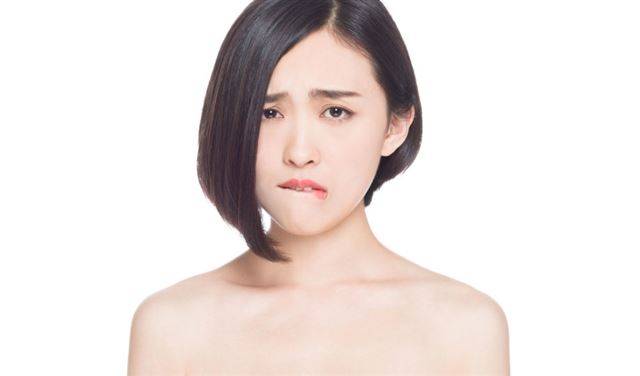 امرأة  تحتضن لصا حاول سرقتها..لماذا؟