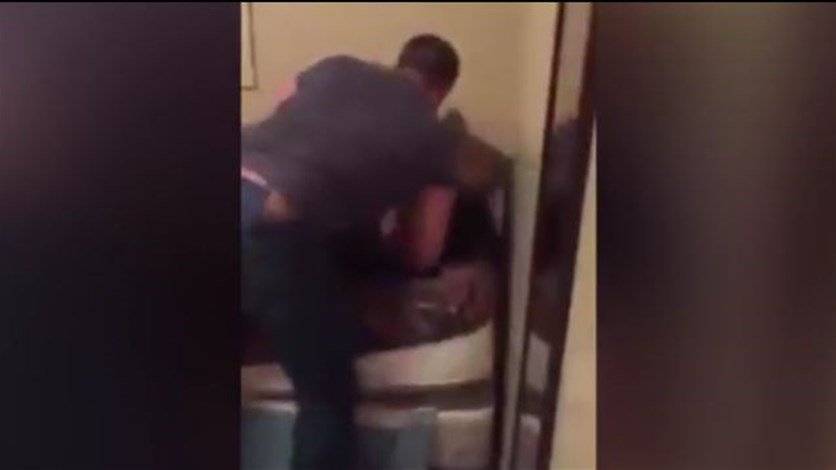 بالفيديو: دخل الى المنزل ووجد زوجته في السرير مع عشيقها... فكيف تصرّف؟