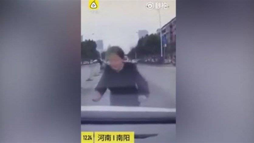 بالفيديو: ارتمت أمام السيارة بشكل جنوني... والهدف صادم!
