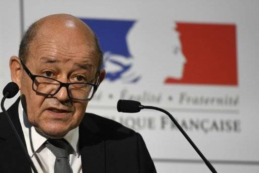 وزير الدفاع الفرنسي يمضي رأس السنة في الاردن مع الطيارين المشاركين في الحرب ضد الارهاب