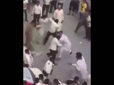 بالفيديو:  مشاجرة عنيفة بين سائقي سيارات الأجرة !!