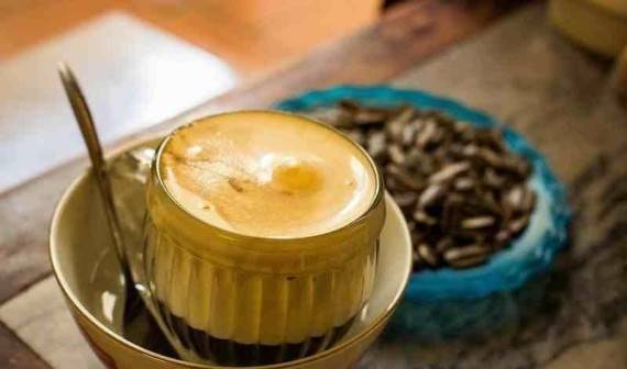 قهوة بالبيض وأخرى بملح البحر.. إليكم أغرب طرق إعداد القهوة!