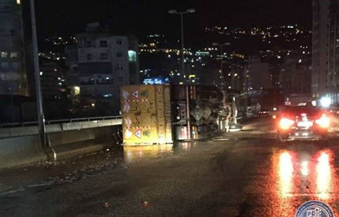 بالصورة.. انقلاب شاحنة على جسر نهر الموت وسقوط جريح