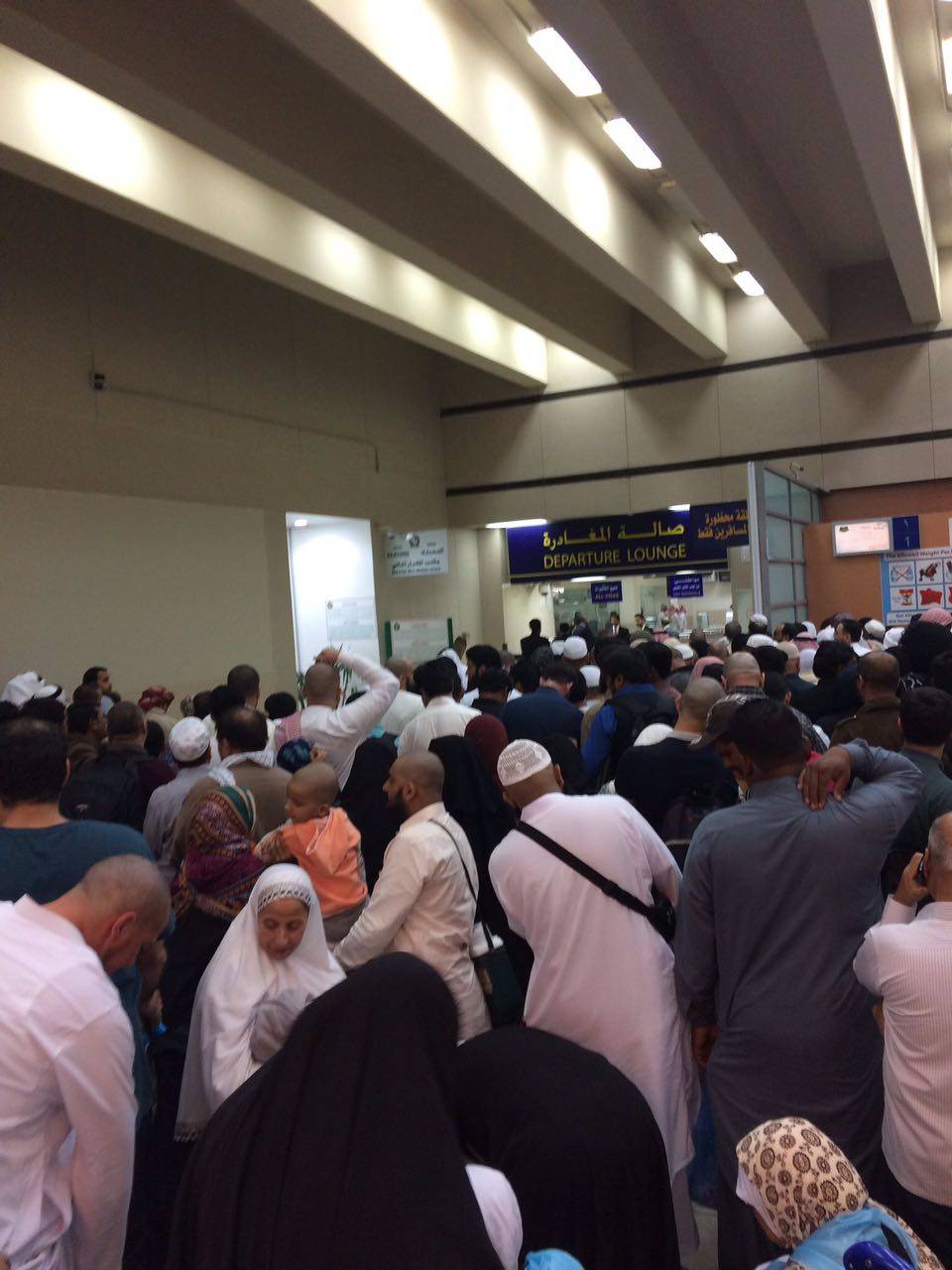 فيديو لغرق مطار جدة بالمياه وتعطل الرحلات