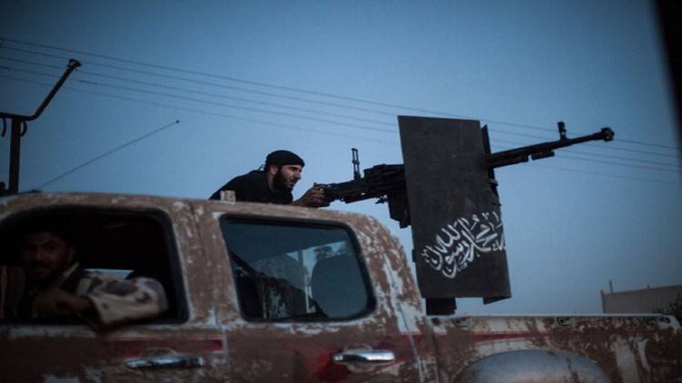 ناشطون: مقتل 25 من "فتح الشام" بينهم قادة بغارة جوية استهدفت مقرها في إدلب