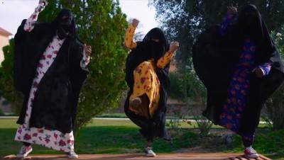 فيديو كليب يثير ضجة لسعوديات يلعبن كرة السلة ويرقصن بالعباءة السوداء ولكن لا يقدن سيارات