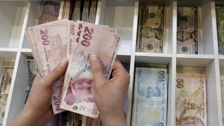 الليرة التركية تنخفض إلى مستوى تاريخي جديد أمام الدولار