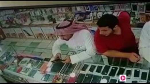 بالفيديو.. حيلة ماكرة من شاب لسرقة موبايل من بائع!