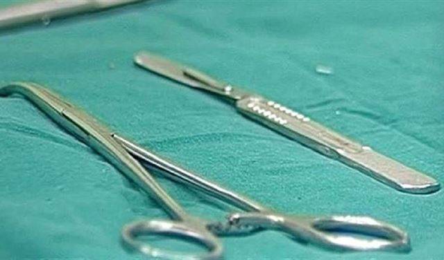 إخراج "مقص" من بطن مريض بعد 18 عاما