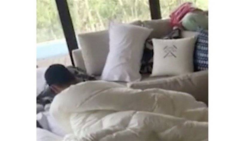 بالفيديو: عادا إلى المنزل فتفاجآ برجل عارٍ نائم و... اليكم التفاصيل!