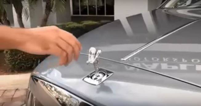 فيديو صادم.. هذا ما يحدث إذا حاولت انتزاع تمثال شركة "رولز رويس" عن السيارة!