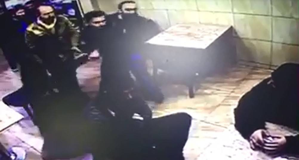 بالصور هجموا على مطعم وحطموه وضربوا محمود بالعصي والكراسي.. اليكم التفاصيل